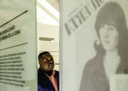Pascal Taruvinga visitando la muestra permanente del Museo Sitio de Memoria ESMA.