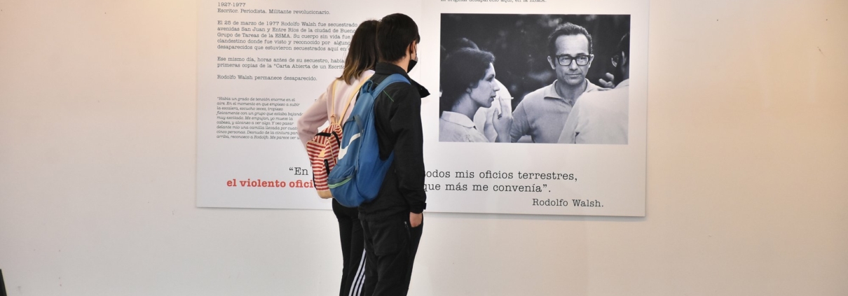 Personas leyendo la noticia en la pared