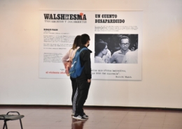 Personas leyendo la noticia en la pared