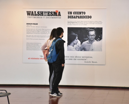 Personas leyendo la noticia en la pared